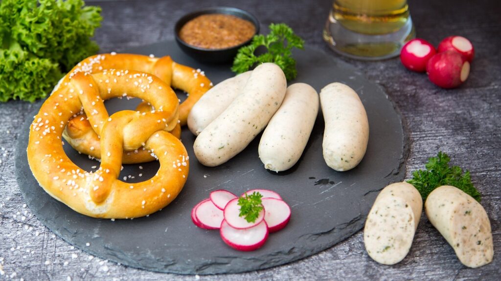 Eine schöne Platte mit Weisswürsten, Brezl und Bier